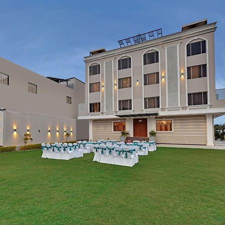 Click Collection Grand Gateway Varanasi Exterior photo