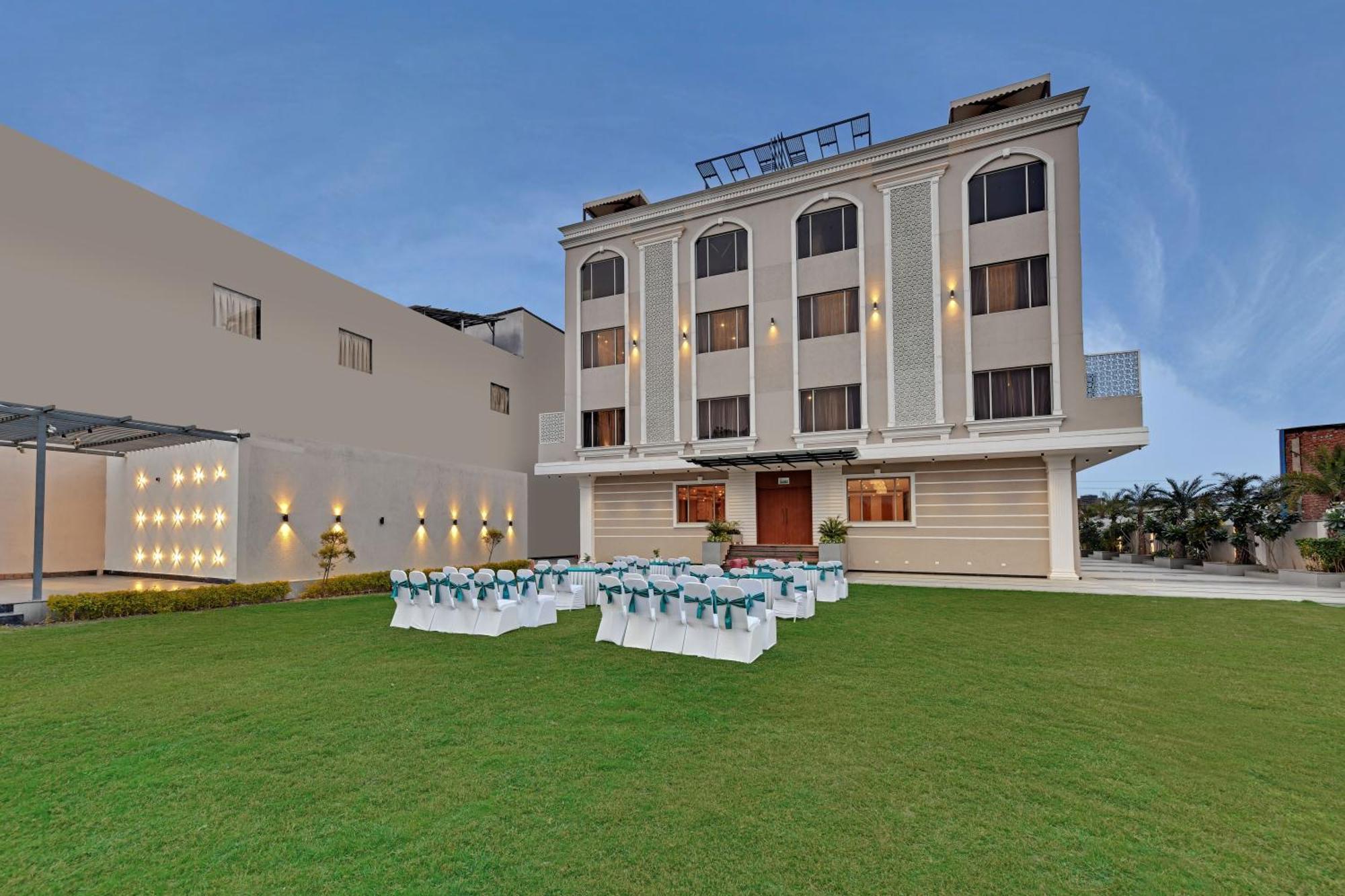 Click Collection Grand Gateway Varanasi Exterior photo