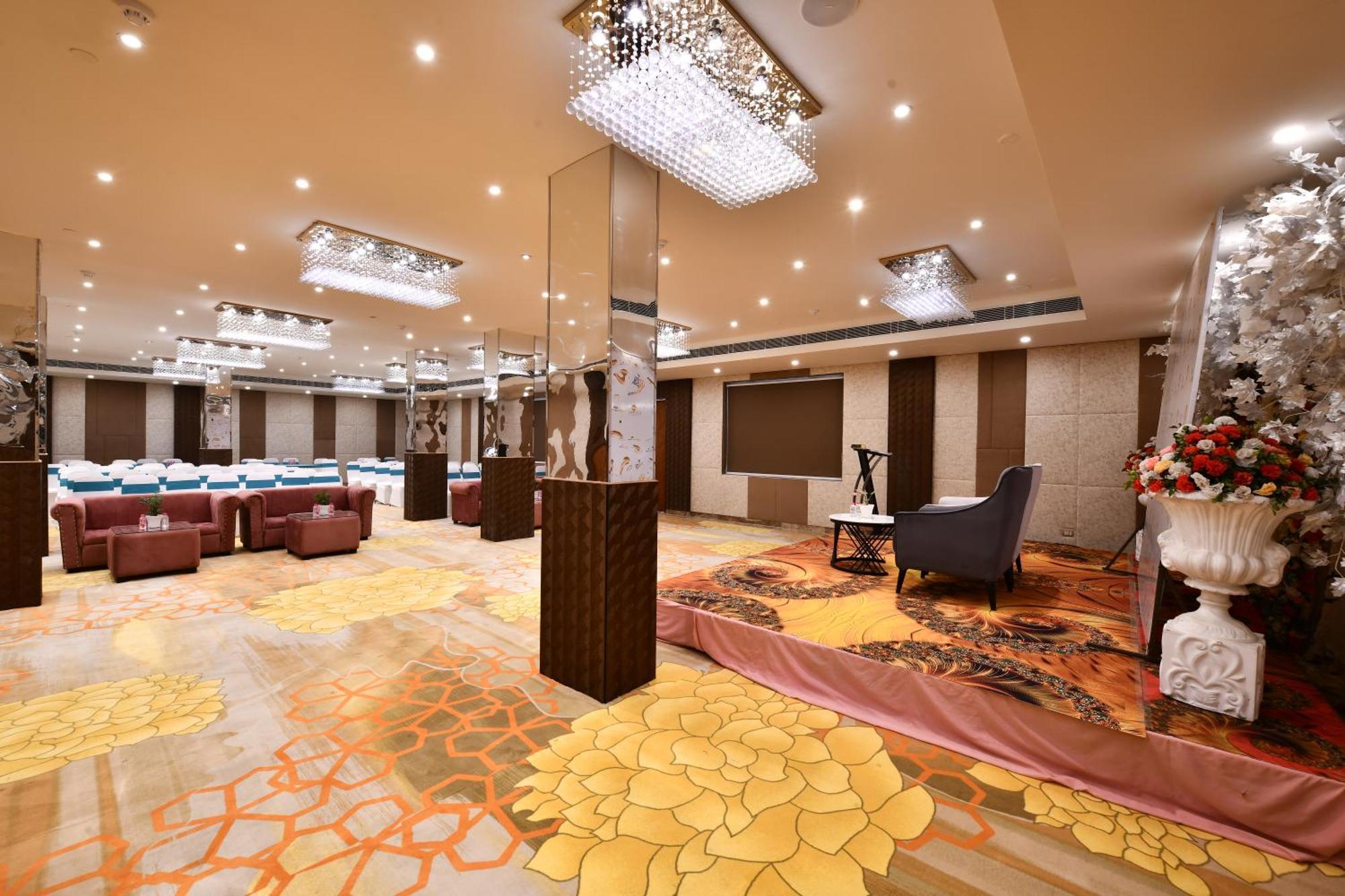 Click Collection Grand Gateway Varanasi Exterior photo