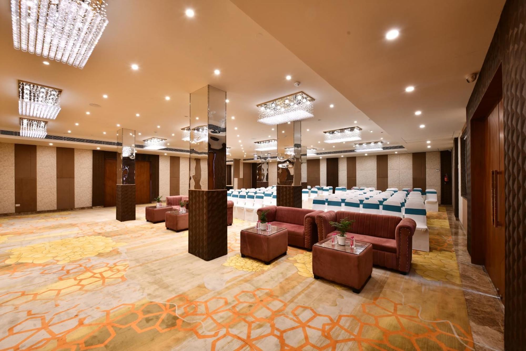 Click Collection Grand Gateway Varanasi Exterior photo