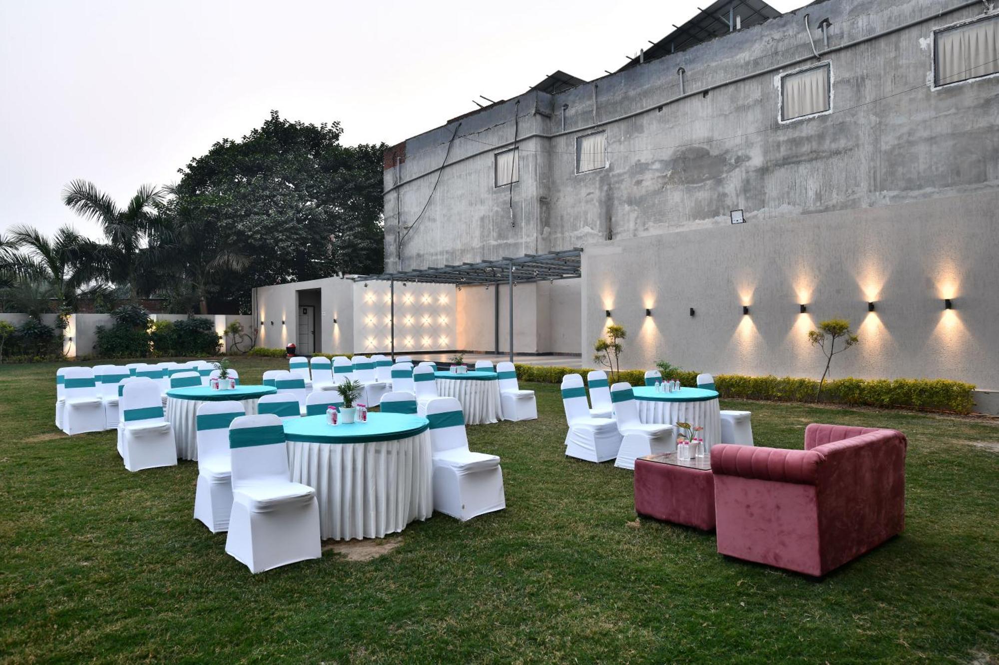 Click Collection Grand Gateway Varanasi Exterior photo