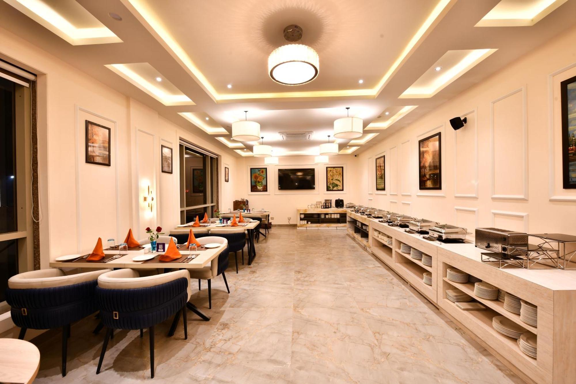 Click Collection Grand Gateway Varanasi Exterior photo